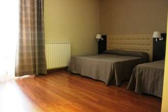 img_5629_wide_multiple_beds_room